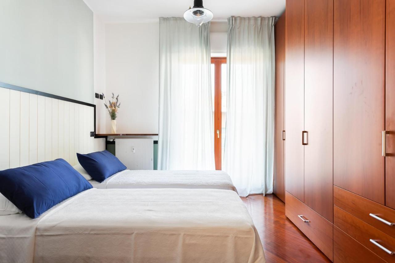 Santa Chiara Apartment By Myhomeincomo Exterior foto