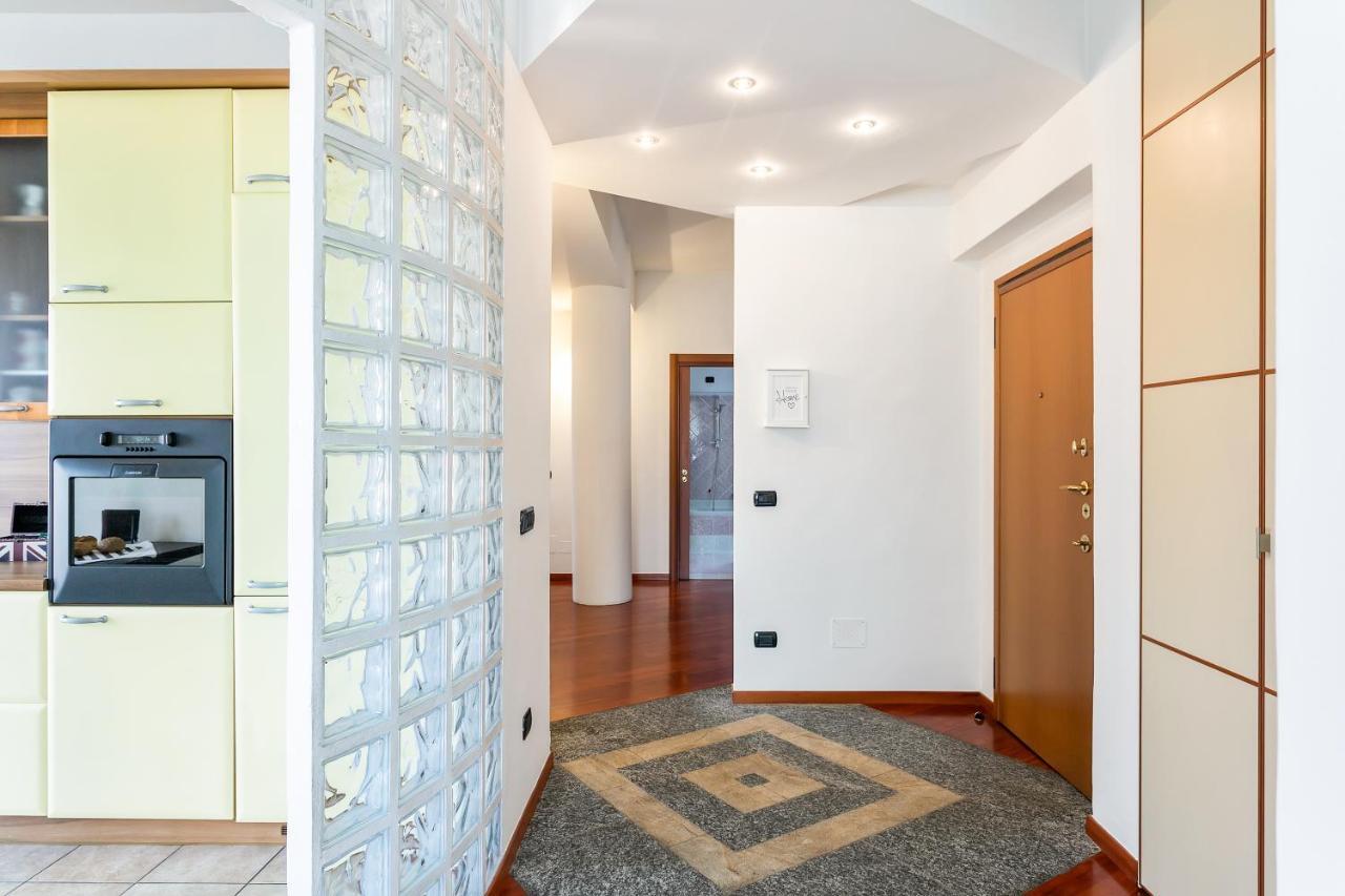 Santa Chiara Apartment By Myhomeincomo Exterior foto