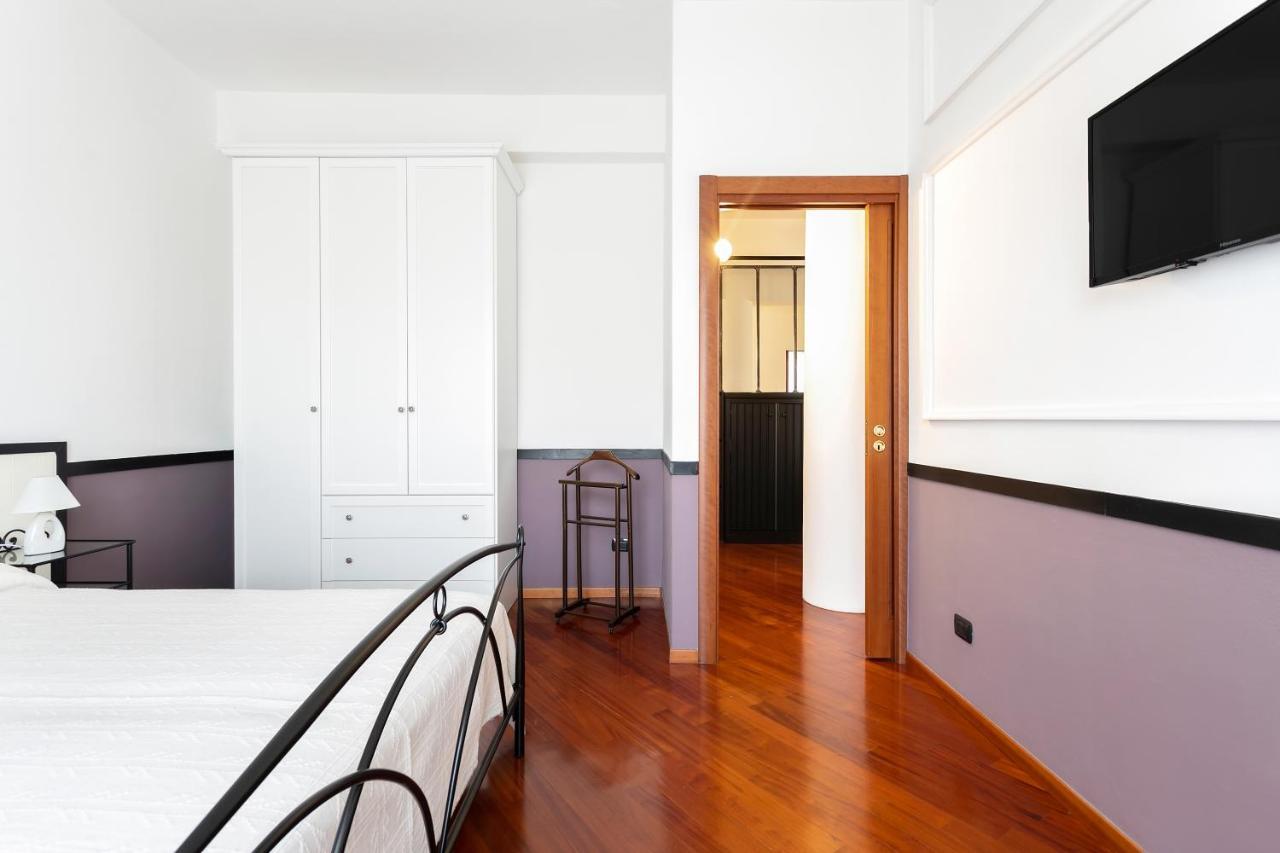 Santa Chiara Apartment By Myhomeincomo Exterior foto